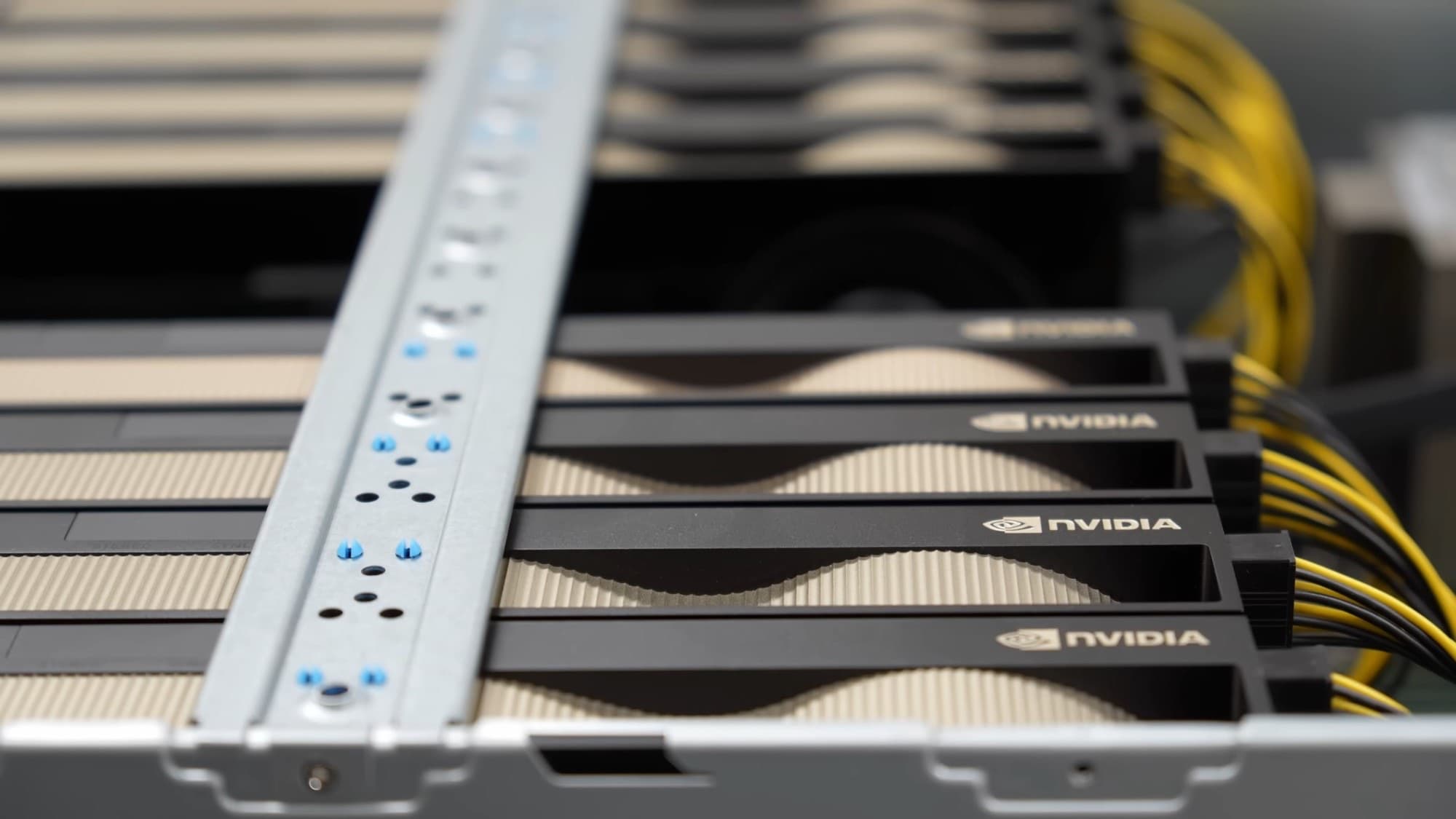 Server mit mehreren eingebauten NVIDIA-Rechenkarten